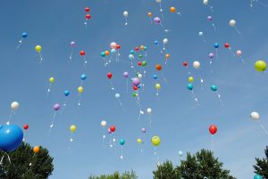 Ballons vor blauem Himmel